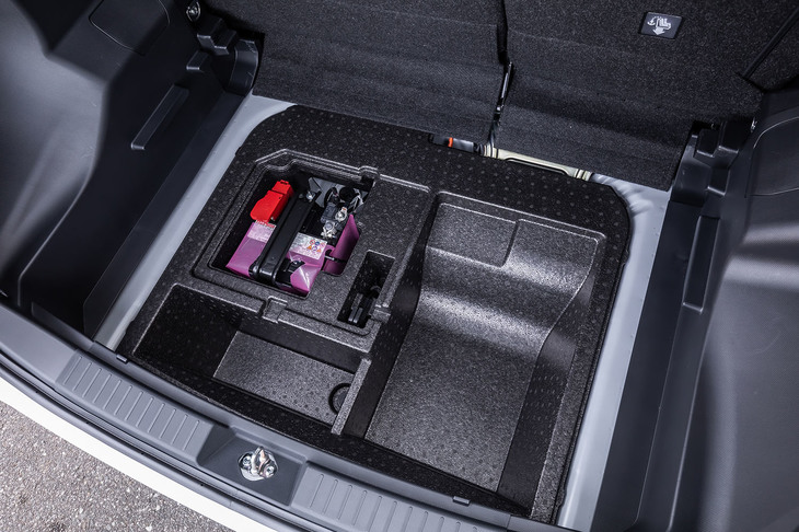 ハイブリッドモデルの荷室床下に、補器類用の12V鉛バッテリーを搭載。そのため純ガソリンFF車のサブトランク容量が80リッターであるの対して、こちらは17リッターとなっている。