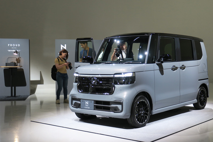 これまでと同様、新型においてもクールなたたずまいを特徴とする「N-BOXカスタム」（写真）が設定される。