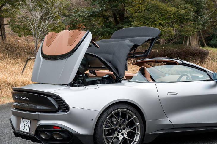 ソフトトップはセンターコンソールのスイッチで開閉が可能。高い遮音性と、クーペのフィックスドルーフと同等の断熱性を実現している。