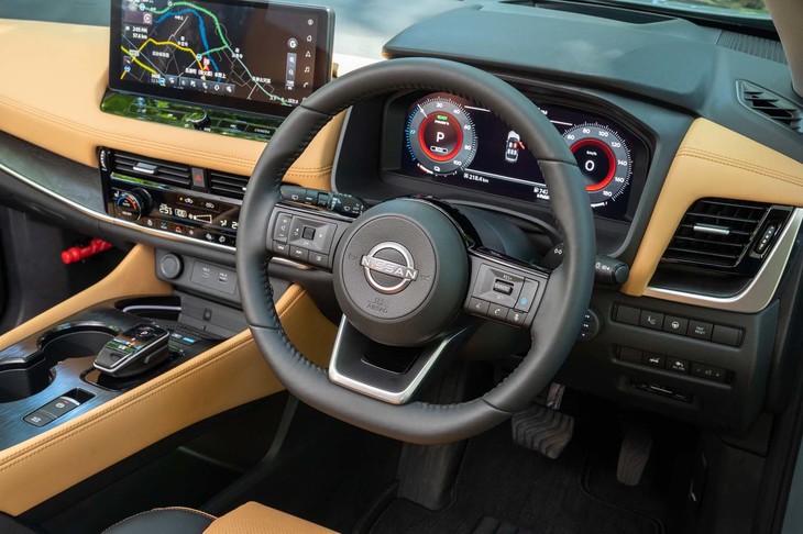 ステアリングホイールは下部がフラットになったDシェイプデザイン。手触りがナッパレザーシートと合わせてある。