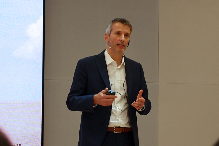 BMWのパワートレイン研究部門執行役員を務めるマティアス・クリーツ氏。FCVについては、開発の過程でプラグイン化することも検討しているという。