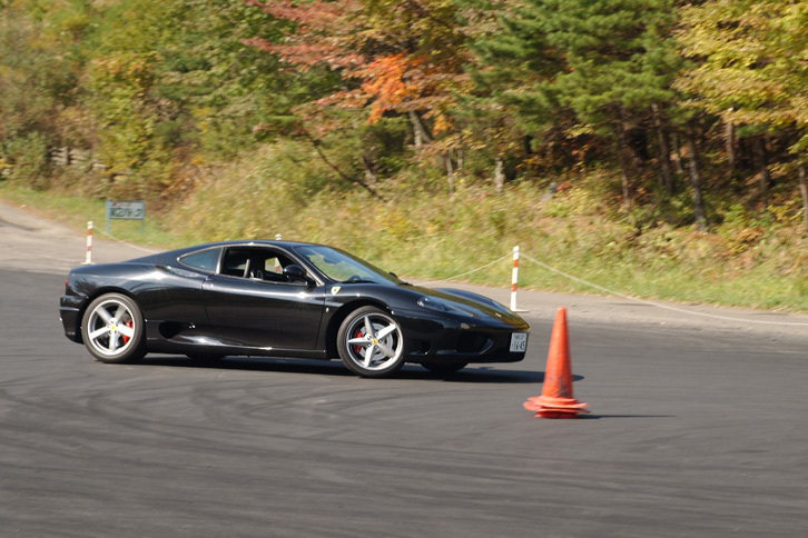 “ウルトラスーパーカー”こと「フェラーリ360モデナ」（6MT）ではサーキット走行にも挑戦。写真はエビスサーキットでの定常円旋回シーン。