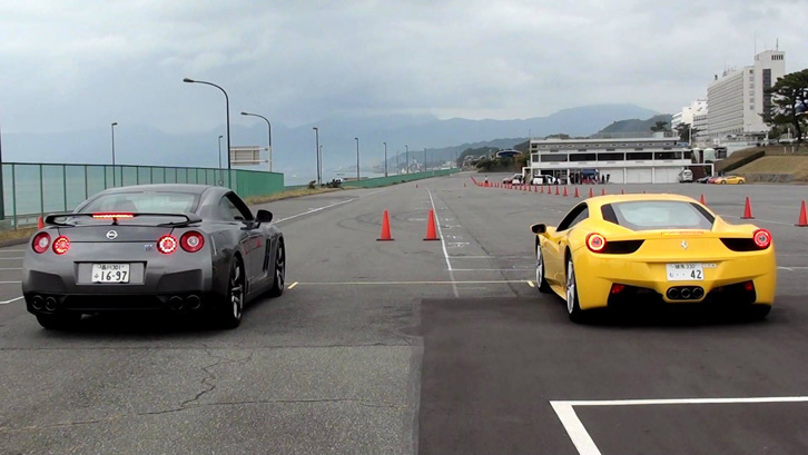 「GT-R」（左）と愛車「458イタリア」（右）との加速対決。
