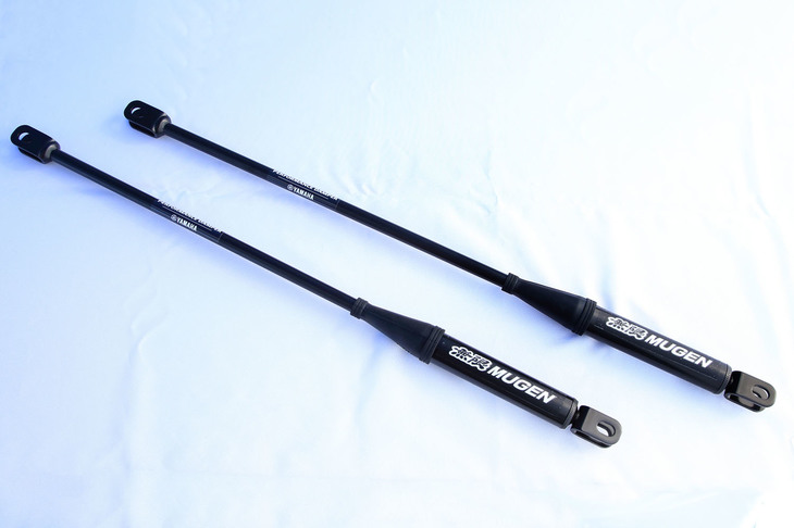 車両の前後に装着されるパフォーマンスダンパー。振動を抑えることで操縦安定性の向上を図る製品となっており、上質な乗り心地や、より優れた運動性能の実現に寄与する。