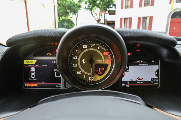 エンジンの最高許容回転数は8900rpm。タコメーター上のレッドゾーンは9000rpmから。
	 