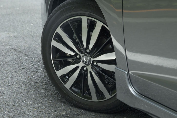 「ハイブリッドS Honda SENSING」のFF車に装着される16インチアルミホイール。同グレードの4WD車は15インチとなる。