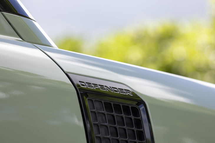 フロントフェンダーに「DEFENDER」の文字が入った縦長のエアアウトレットを配置。これは3つのボディータイプに共通するアイテムで、初代モデルのフロントフェンダーに備わっていたエアアウトレットを現代的にアレンジしたものと紹介される。