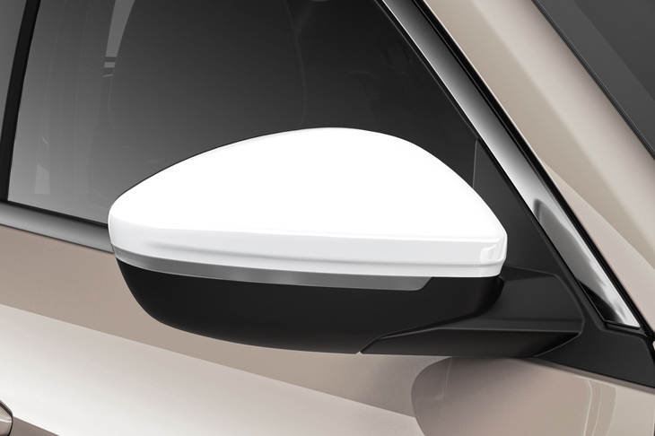 ホワイトのドアミラーカバーが採用される「600ハイブリッド ラ プリマ カフェラテ」。