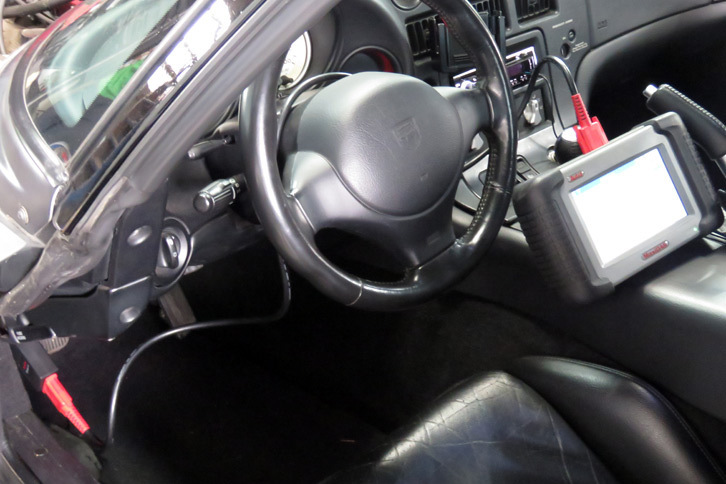 テスターで診断を受けるわがバイパー。アメリカでは、こうしたテスターがちまたのホームセンターで売られているというけど、ホントなんだろうか？