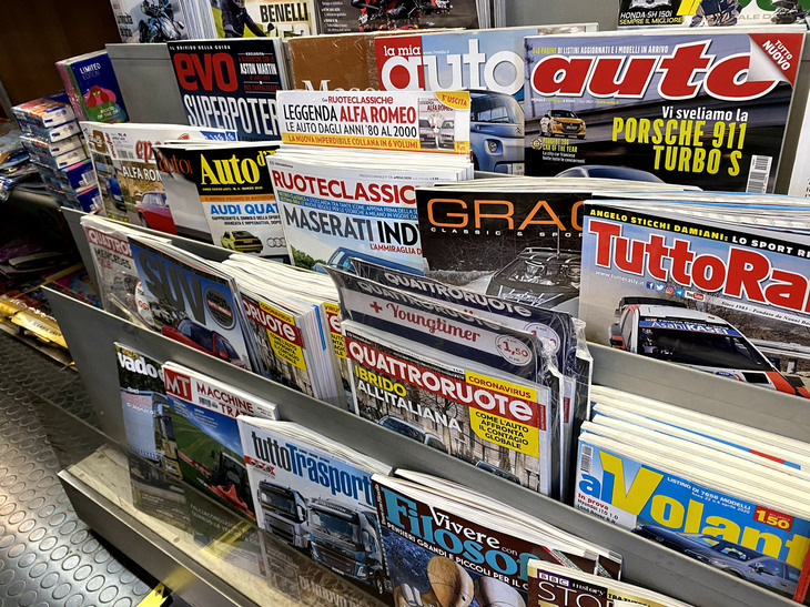 ある新聞・雑誌販売店の自動車誌コーナー。