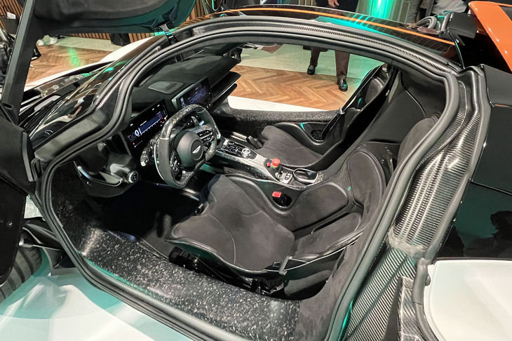 アストンマーティン・ヴァルハラ（インテリア）