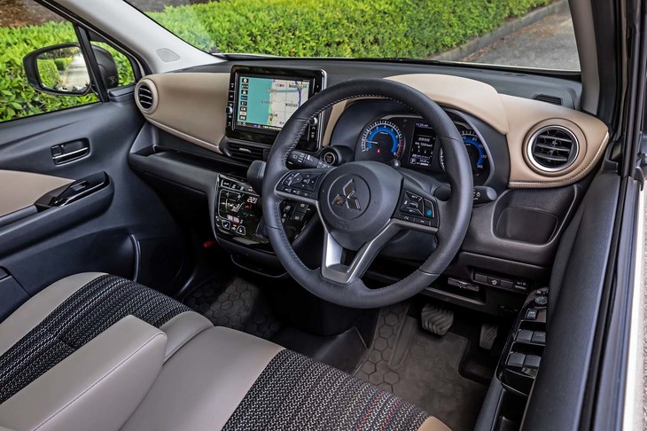 「eKクロスT」のインストゥルメントパネルまわり。操作性や視認性が十分に考慮されたデザインであることは、運転席に座れば理解できる。また、視界の良さも「eK」シリーズのセリングポイントだ。