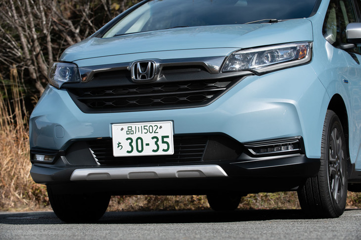 マイナーチェンジにより、フロントマスクを中心に意匠が変更された「フリード／フリード＋」。試乗車はSUVライクなスタイルが魅力の新グレード「クロスター」である。