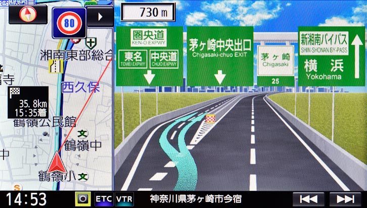 高速道路のジャンクションビューは画面の約3分の2を費やして大きく表示する。看板表示もあり、進むルートは水色の矢印で示すのでわかりやすい。