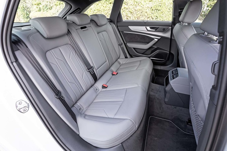 2925mmというロングホイールベースの恩恵で、リアシートはゆとりのスペースを確保している。シート表皮は「バルコナレザー」と呼ばれる、質感に優れた上質さがセリングポイントだ。