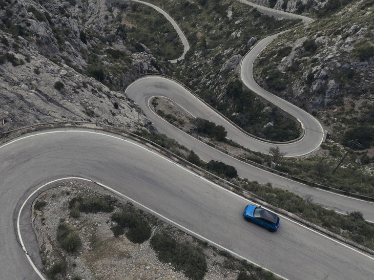 現代の「A110」に通ずる走りを目指したという「A290」。FWDの電気自動車でありながら、ワインディングロードでのフットワークには確かにらしさが感じられた。