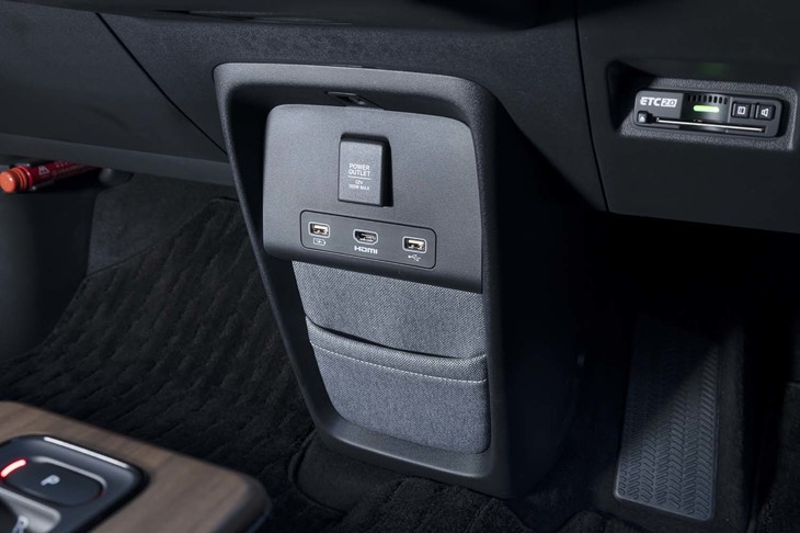 ダッシュボード下部には2基のUSBとHDMIのポートが用意される。「アドバンス」に標準の100V 1500W電源は省かれている。