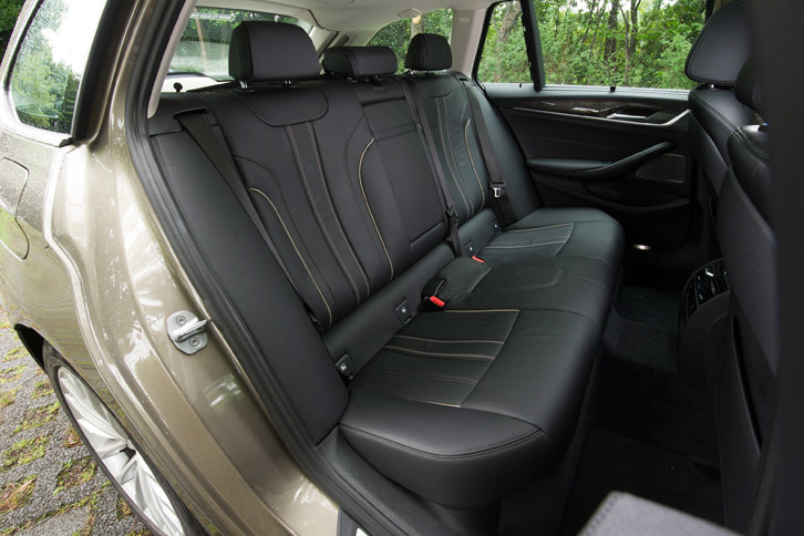 リアシートは4：2：4の3分割可倒式。「ラグジュアリー」では前後席ともにシートヒーターが装備される。