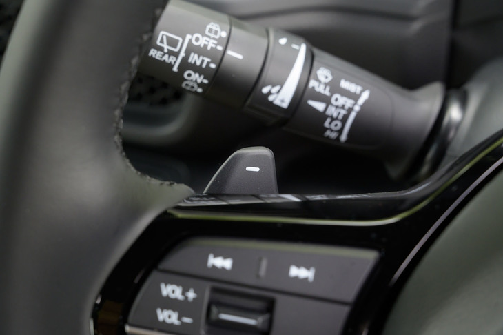 「e：HEV」車はシフトセレクターの「D／B」スイッチで回生ブレーキの強弱を切り替えられるほか、減速度を4段階で調整できるステアリングパドルも装備される。