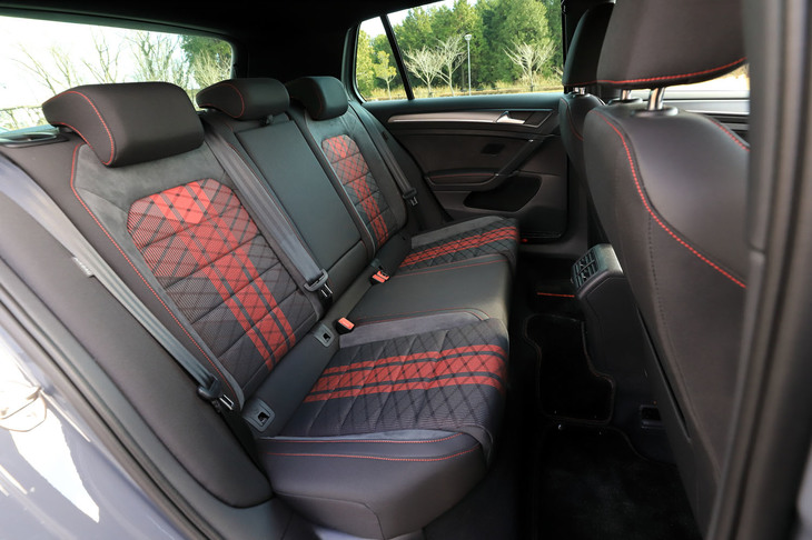 リアシートも、フロントシートと同様の表皮素材とデザインが採用されている。背もたれには60：40の分割可倒機構のほか、センター部分にスキーホールも備わる。ハイパフォーマンスモデルという位置付けではあるものの、他の「ゴルフ」と変わらない機能性が確保されている。