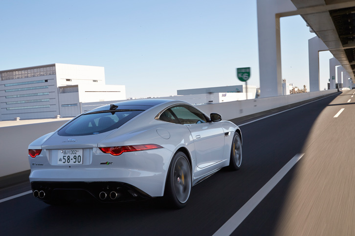 動力性能については、0-100km/h加速が4.1秒、最高速が300km/hと公表されている。