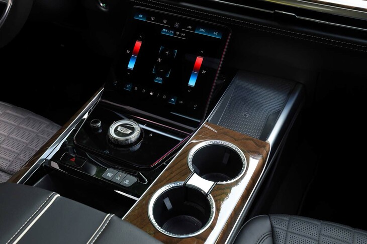 センターコンソールには、空調などの操作をつかさどるタッチスクリーンと、インフォテインメントシステムを操作するダイヤル式のコントローラーを配置。巨大なアームレストには冷凍も可能な保冷ボックスが備わる。