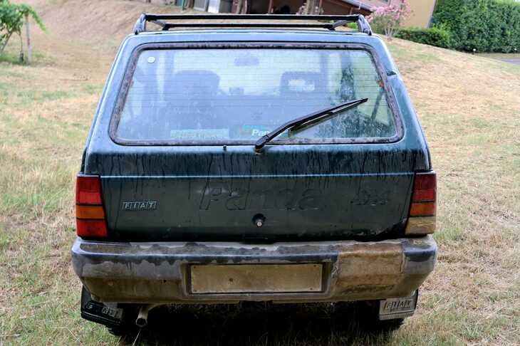 テールゲートの「Panda」のプレスは、2024年「グランデパンダ」のサイドに意匠として再現されている。DIYによりFRP補修されたバンパーにも注目。