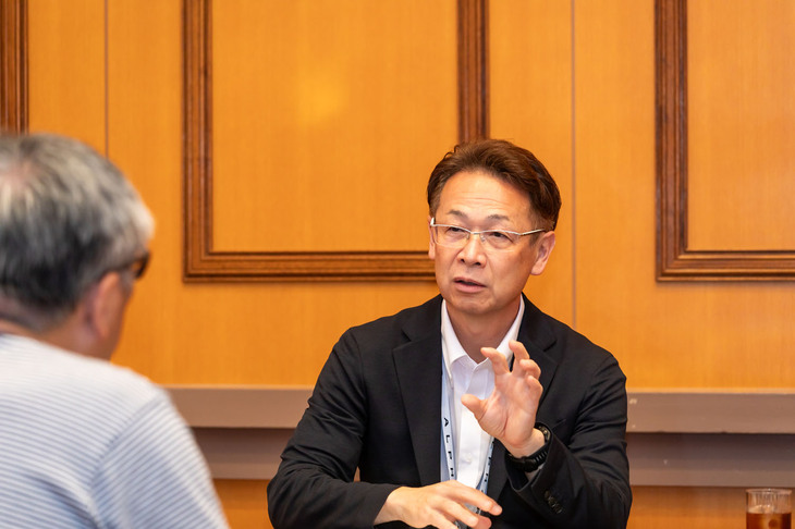 提出したリポートが「豊田社長から『AT』（AKIO TOYODA）のサインとともに赤丸が入って戻ってきました」と語る吉岡さん。