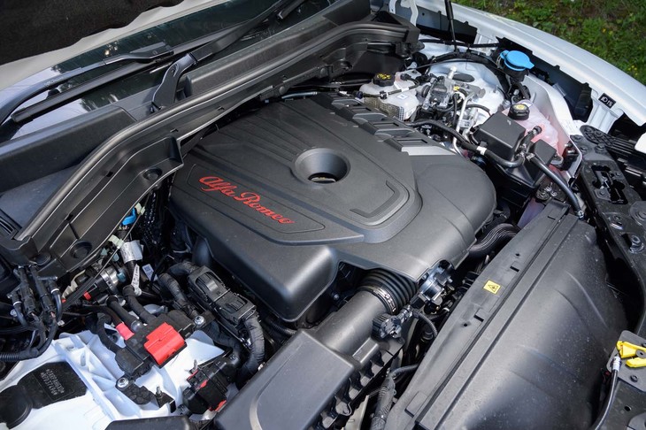 パワーユニットは2.2リッター（正確には2142cc）の直4ディーゼルターボエンジン。最高出力210PSと最大トルク470N・mを発生する。