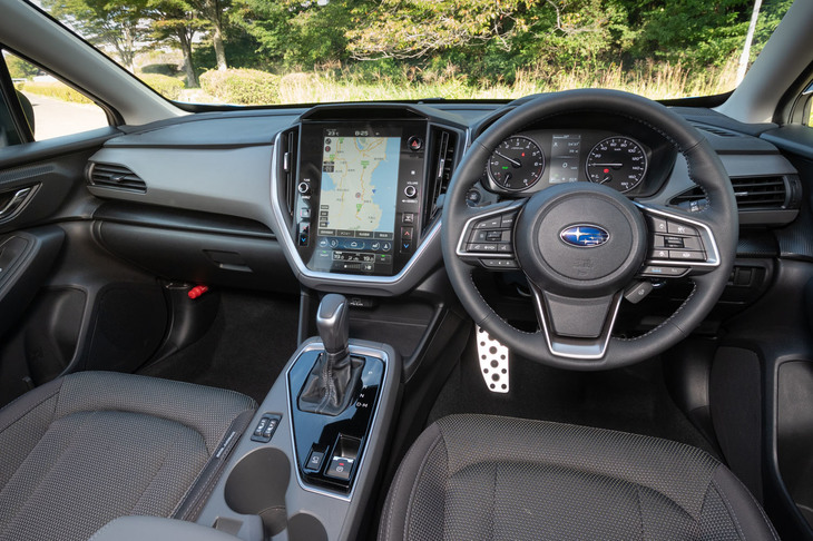 「XV」の面影を残すエクステリアに対し、インテリアは全面刷新。安全装備として、ドライバーの異常を検知して発報・自動停車する「ドライバー異常時対応システム」や、衝突時のサブマリン現象を防ぐ「助手席シートクッションエアバッグ」などが新たに採用された。