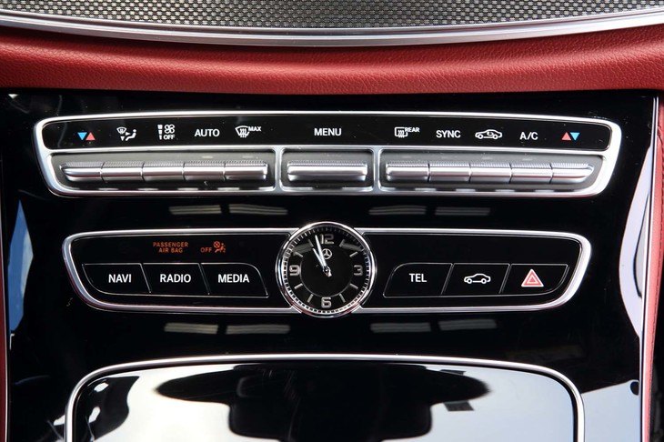 エアコンの操作パネルなどの中央にはアナログクロックがレイアウトされている。