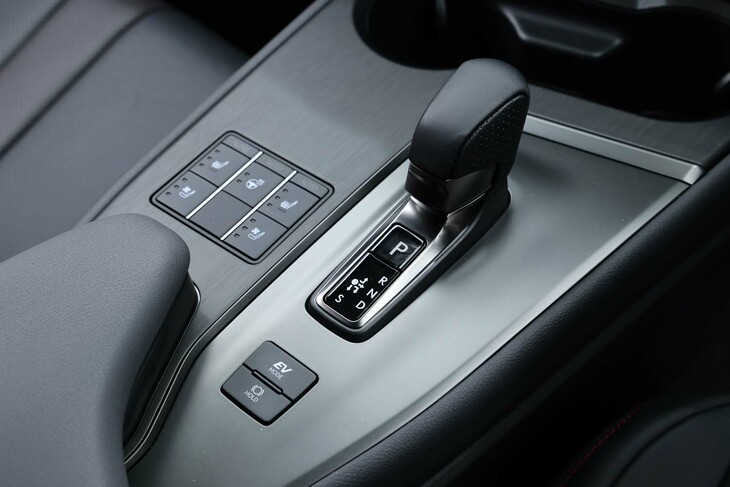 シフトセレクターは電気式となり、レバー周辺のデザインはすっきりしたものに改められた。