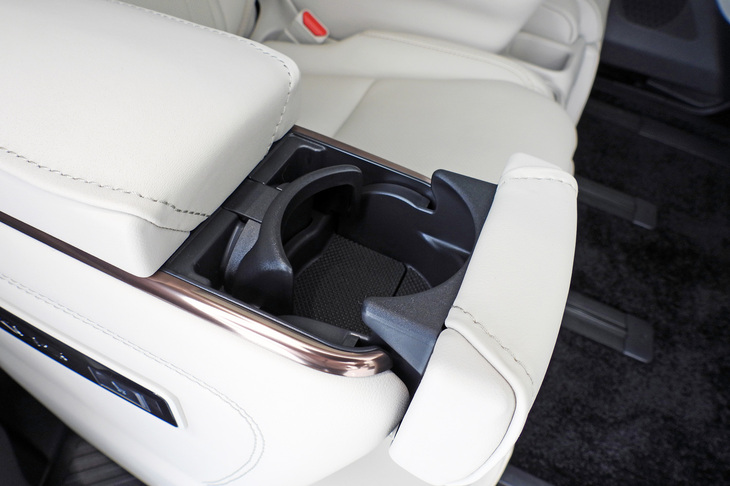 レクサスLM500h“バージョンL”（ボトルホルダー）