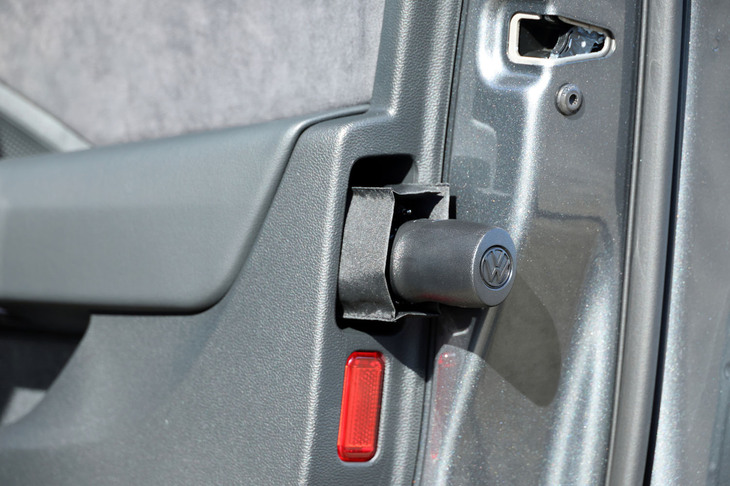 新型「パサート」のドア内には、専用の折り畳み傘を収納するスペースが。こうした気使いのある装備も、同モデルの美点のひとつだ。