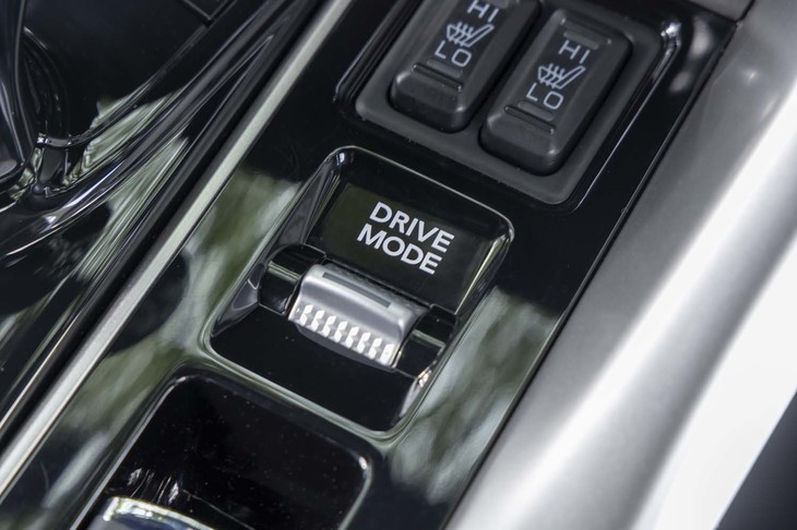 ドライブモードは「ノーマル」「スノー」「グラベル」に加えてPHEV専用の「ターマック」を設定。ドライのワインディングロードに特化されたセッティングのターマックは、ぜひ試乗して味わっていただきたい。