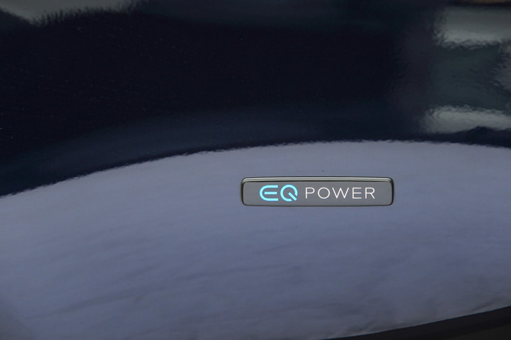 フロントのフェンダーパネルに装着された「EQ POWER」のバッジ。「EQ POWER」とはPHEVによって構成されるメルセデス・ベンツの商品群で、現在は「E350eアバンギャルド スポーツ」「GLC350e 4MTAICスポーツ」「GLC350e 4MTAICクーペ スポーツ」「S560eロング」の4車種がラインナップされる。