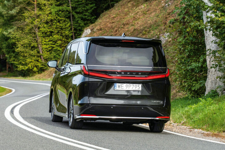 運動性能に関して言えば、当然ながらコーナリング向きではない。ダイナミックなクルマではないのだ。