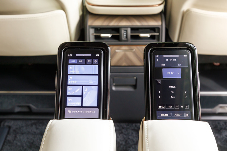 インフォテインメントシステムやシートは2列目シートに備わったスマートフォンのようなリモコンでも操作できる。