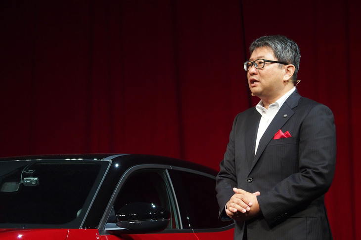 「アルファ・ロメオ・ジュニア」の発表イベントでステージに立ったステランティス ジャパン代表取締役社長の成田 仁氏。