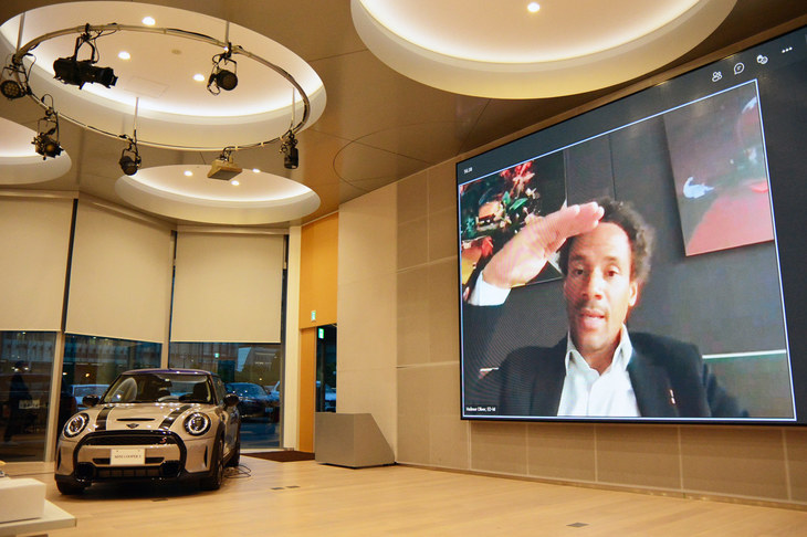 モニターを介して日本のメディアに「MINI」の特徴を説明するハイルマー氏。