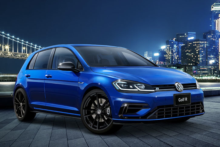 こちらは従来より“R”専用色として設定されている「ラピスブルーメタリック」。