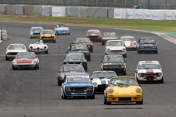 この日最多の21台が出走した、エンジンとサスペンションの改造が認められるSレース（1965年までの車両によるS65レースと1968年前後のS68レース、1970～1975年のS75レースの混走）決勝のスタート。