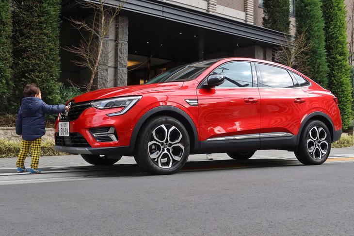 出発のときを待つルノーのクーペSUV「アルカナ」。すっかり魅了された3歳の息子は、ルノーのひし形のエンブレムまでお気に入りの様子。
