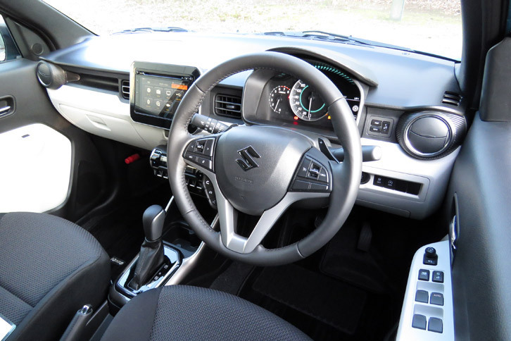 最上級グレード「ハイブリッドMZ」にはシフトパドル付きの本革巻きステアリングが装備される。