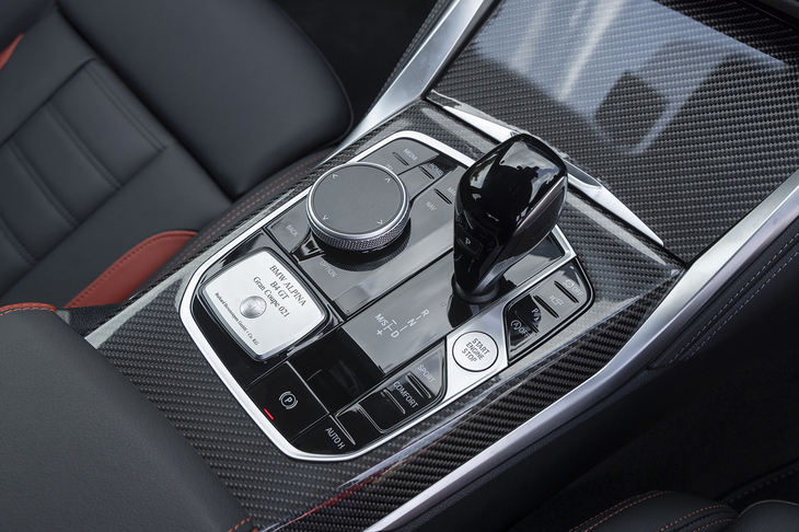 センターコンソールにはシリアルナンバー入りのモデルプレートが貼られる。「3シリーズ／4シリーズ」ではつまんで操作する小型のシフトセレクターに変わっているが、アルピナではあえてレバー型を継続採用している。