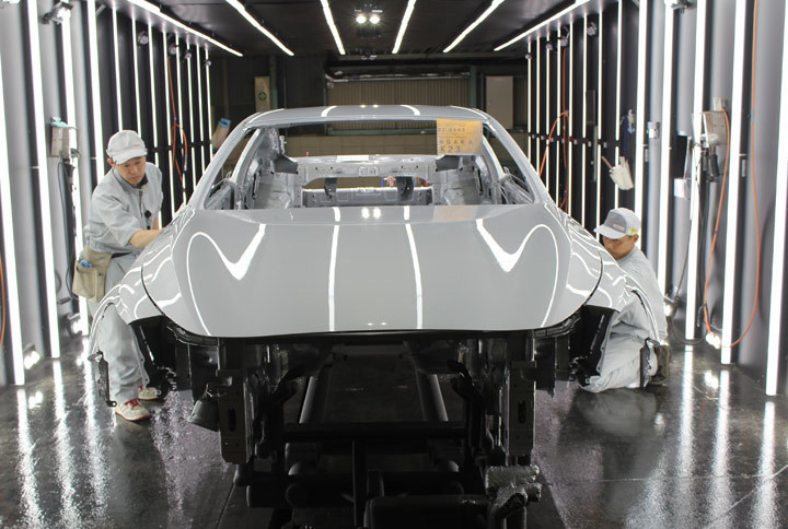 新型「インフィニティQ60」の生産ライン。