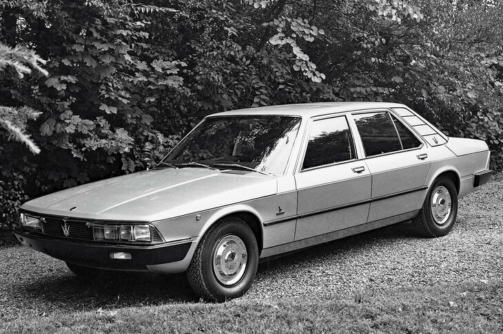 ガンディーニはイタリアの名門、マセラティのクルマも多数手がけていた。写真は1974年登場の2代目「クアトロポルテ」。当時提携していたシトロエンの、「SM」のコンポーネントを用いた大型高級セダンで、やはり初代クアトロポルテとは一線を画す、直線的でモダンな衣装をまとっていた。