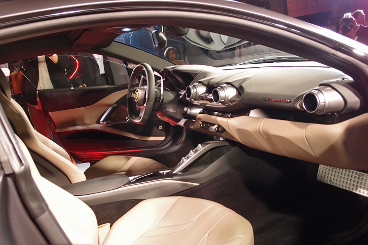 スペシャルモデル「ラ フェラーリ」と共通のイメージでデザインしたという、「812スーパーファスト」のインテリア。