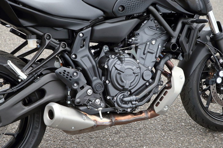 エンジンは吸排気系の改良やECUの仕様変更、燃料噴射の最適化などによって排ガス性能を強化。スロットルの開き始めにおけるレスポンスも改善させた。