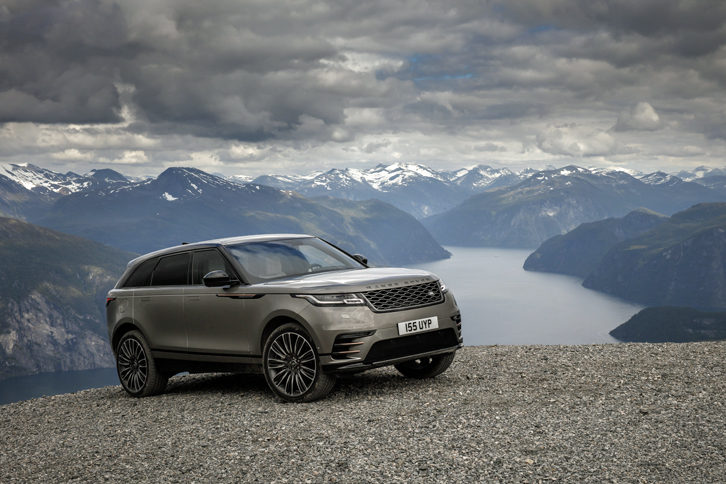 「ジャガーFペース」とプラットフォームを共有するレンジローバーブランドのニューモデル「レンジローバー ヴェラール」。エレガントなたたずまいの同車がどれだけのパフォーマンスを発揮できるのか、気になるところ。（photo：Land Rover）